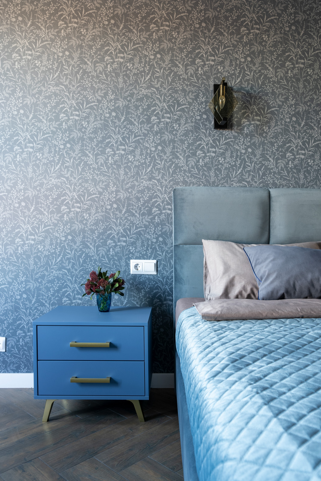 Кухня-гостиная, облегченная, светлая в основном объеме и с акцентным светом, в с