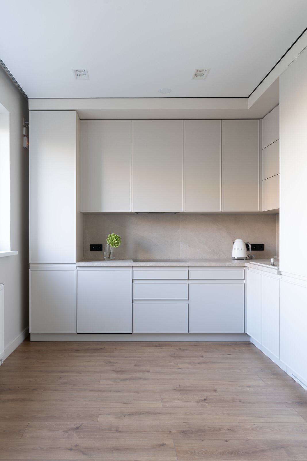 Монохромная кухня до потолка с интересными решениями