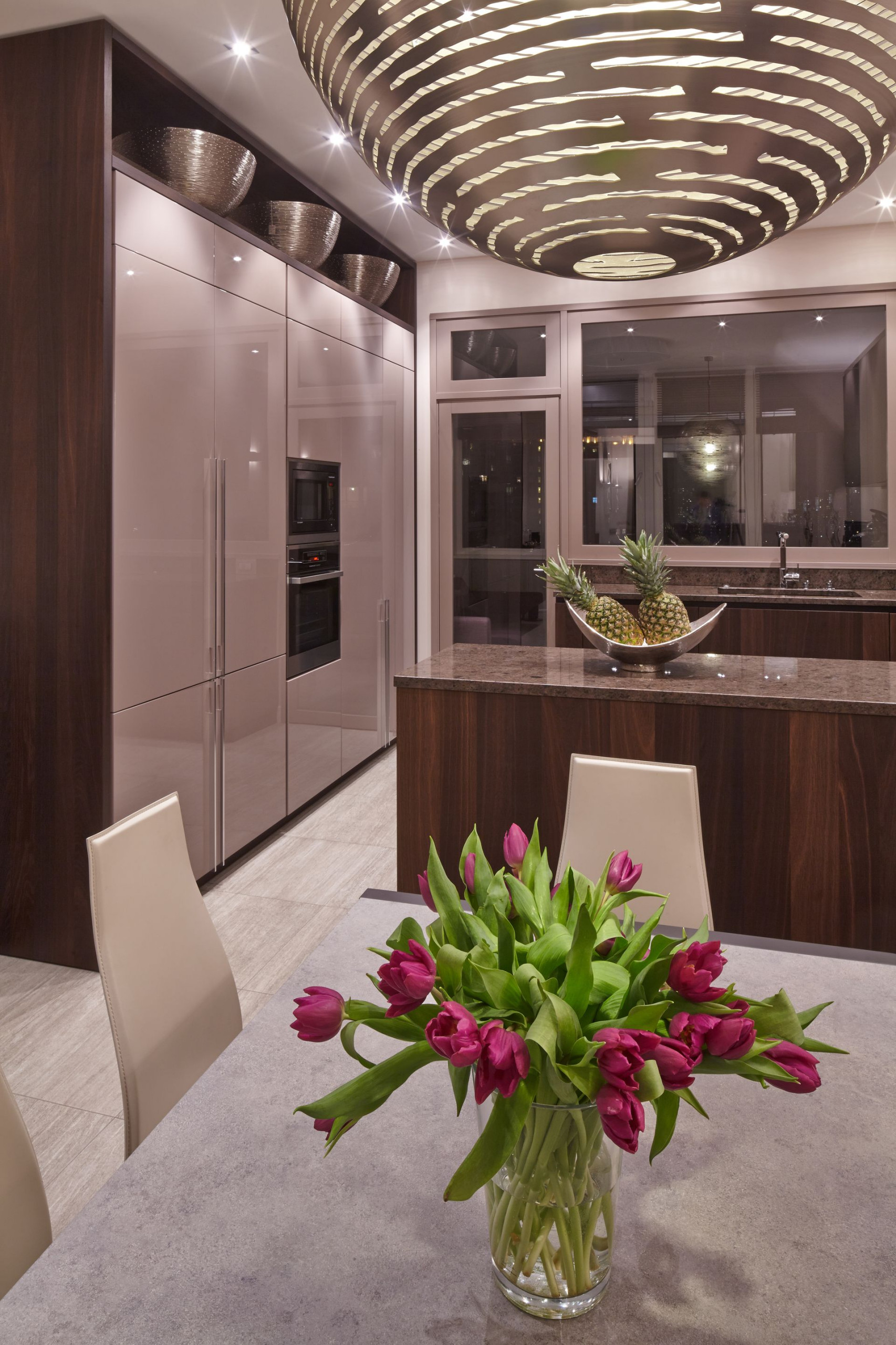 Houzz тур: Двухуровневая квартира с изящной обстановкой и арт-лестницей