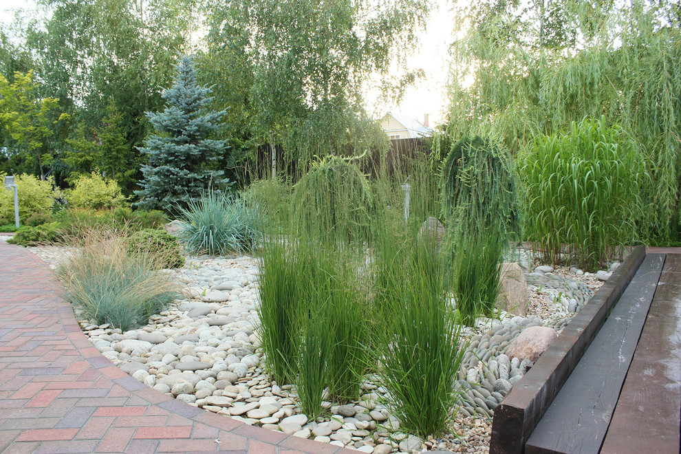 Ландшафтный дизайн участка с сухим ручьем в Боровском районе