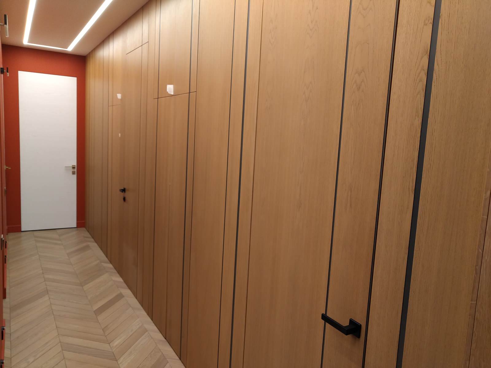 Часть панелей - двери-дверки в скрытые помещения и шкафы