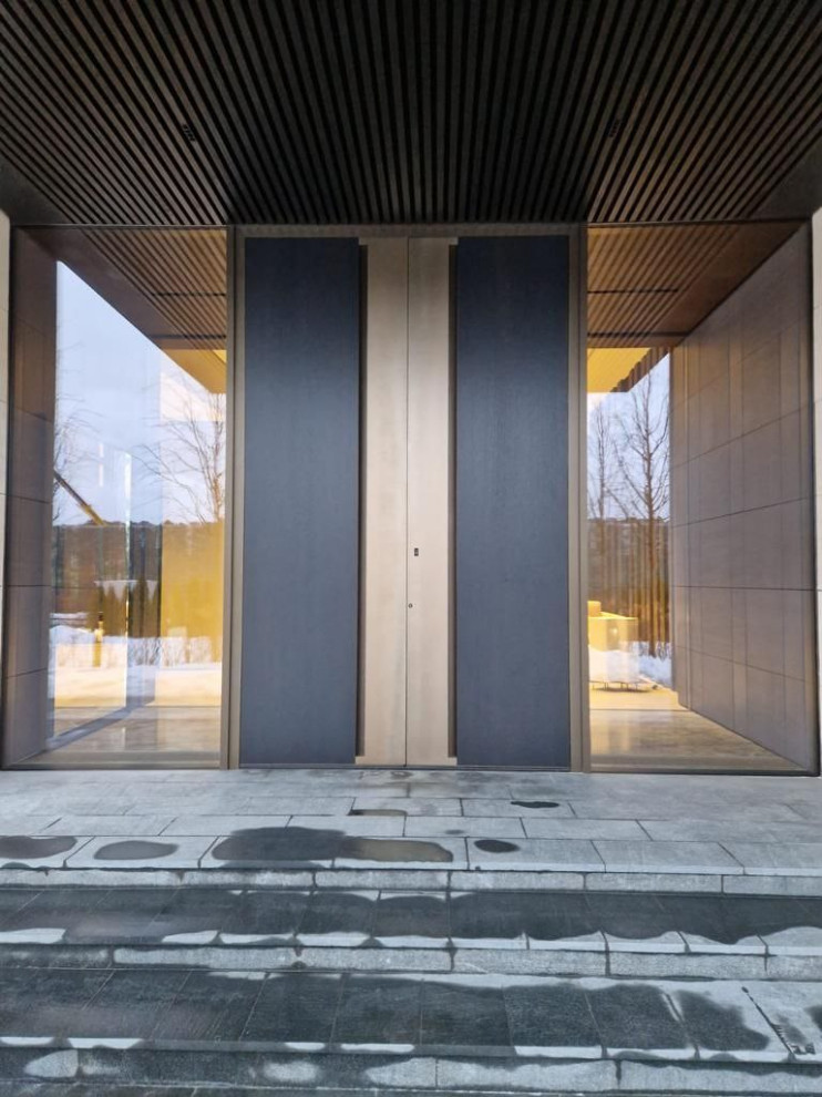 Облицовка входной двери из натурального шпона дуба