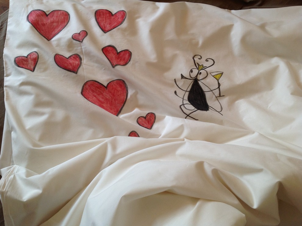 DIY: Постельные сцены — рисунки на ткани своими руками