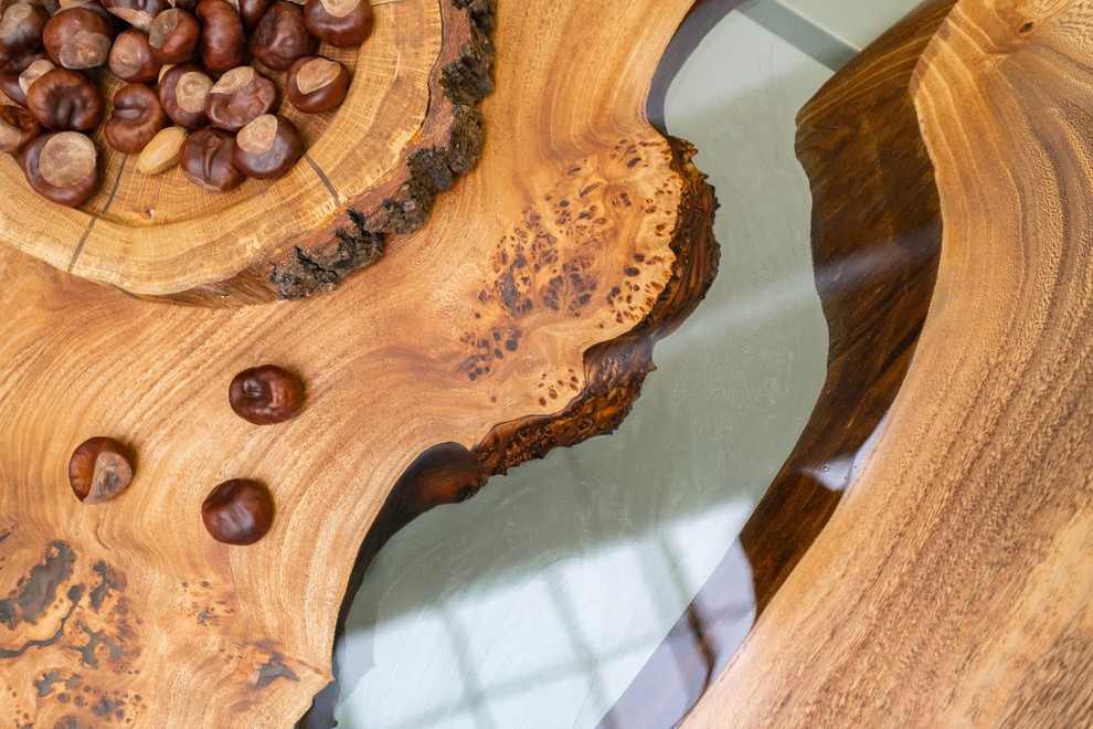 Стол-река из карагача с заливкой легкий тиффани