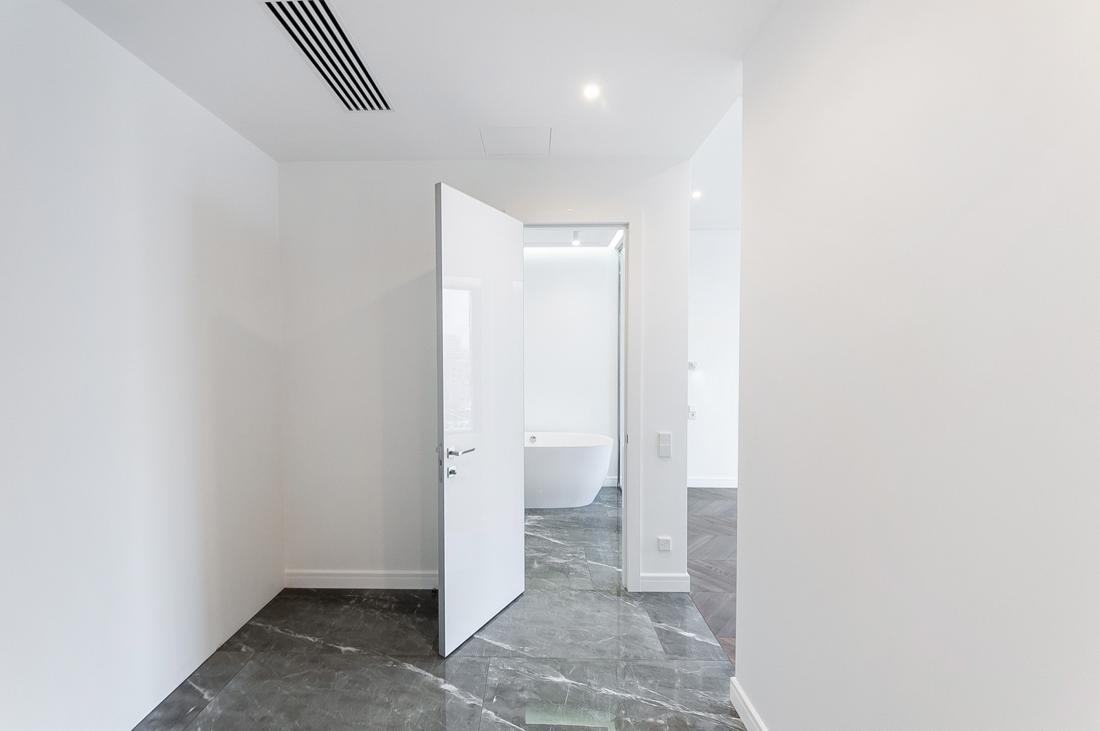 Гардеробная (вид на ванную)