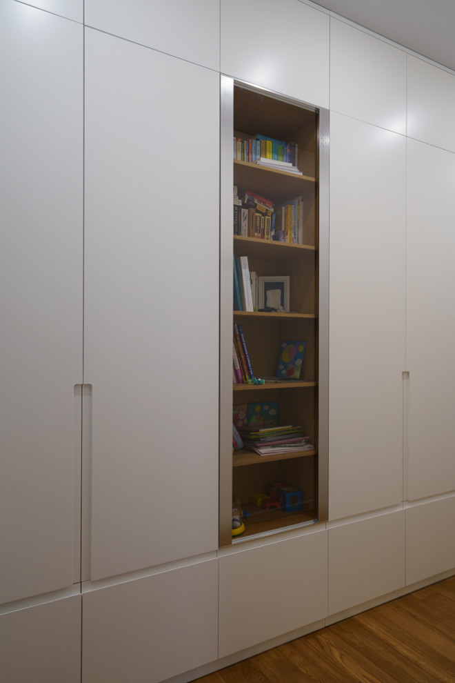 Длинный шкаф для длинного коридора