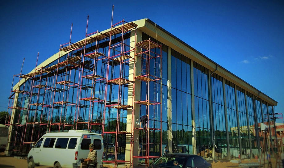 МОНТАЖ ПЛАНКЕНА НА ТЕННИСНОМ КОРТЕ.