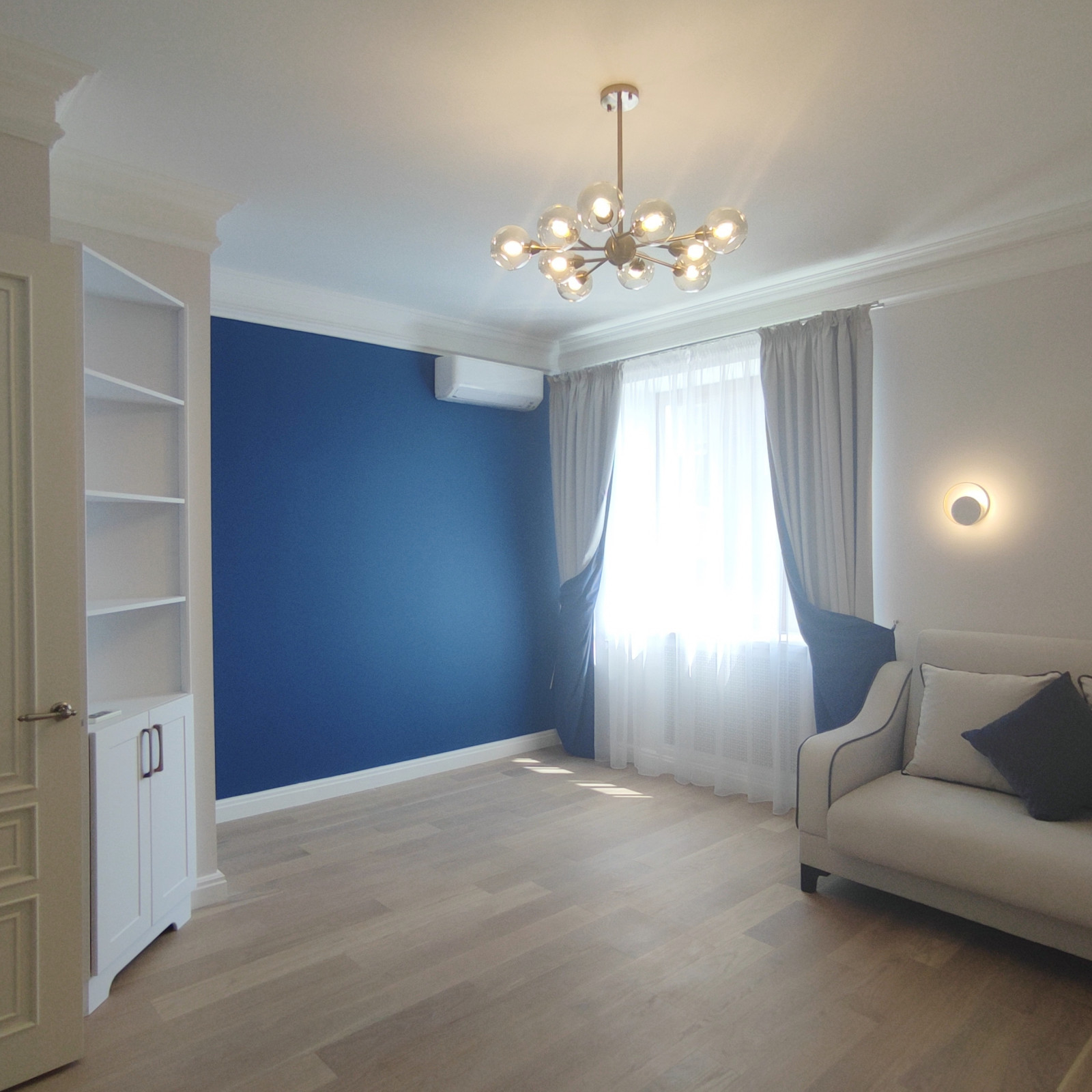 Двухуровневая светлая квартира в неоклассическом стиле