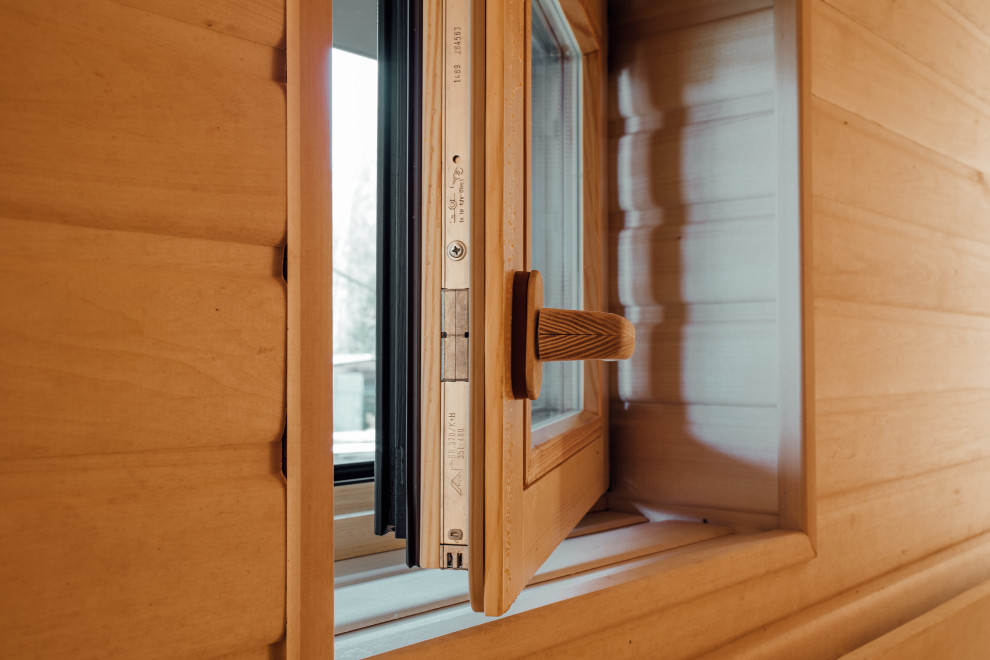 Деревянное окно в баню с деревянной ручкой.