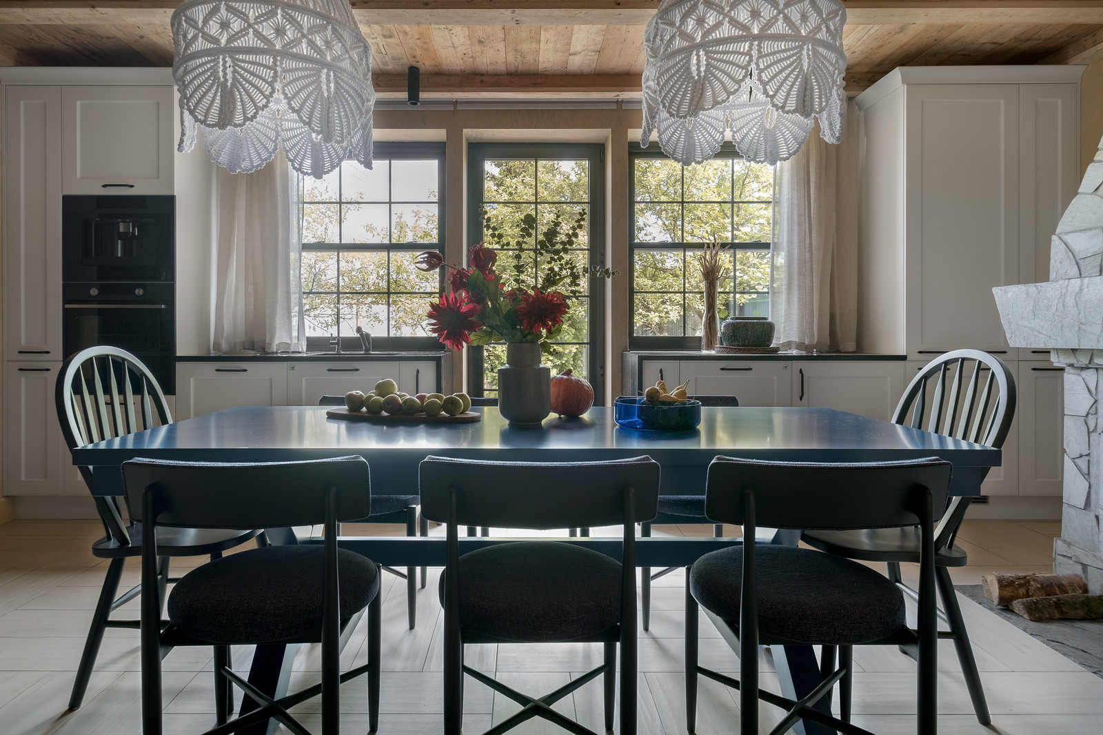 Кухня-гостиная в сланце и кружевах