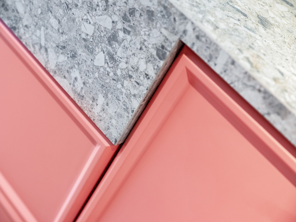 Кухня в цвете лосось