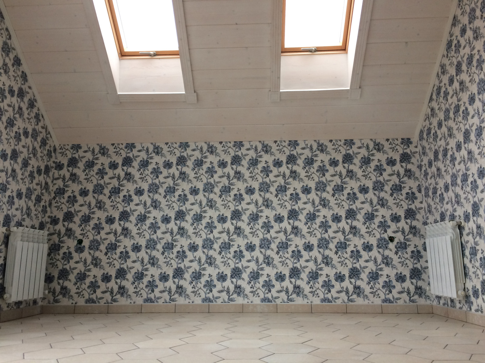 Спальня с гибискусами на мансардном этаже