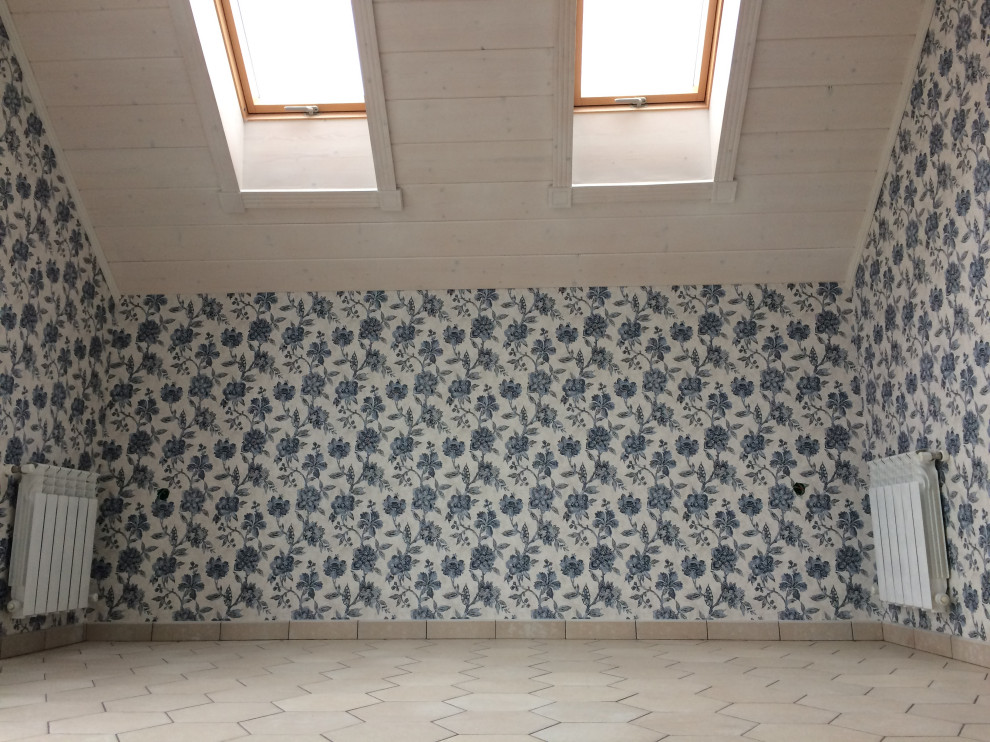 Спальня с гибискусами на мансардном этаже