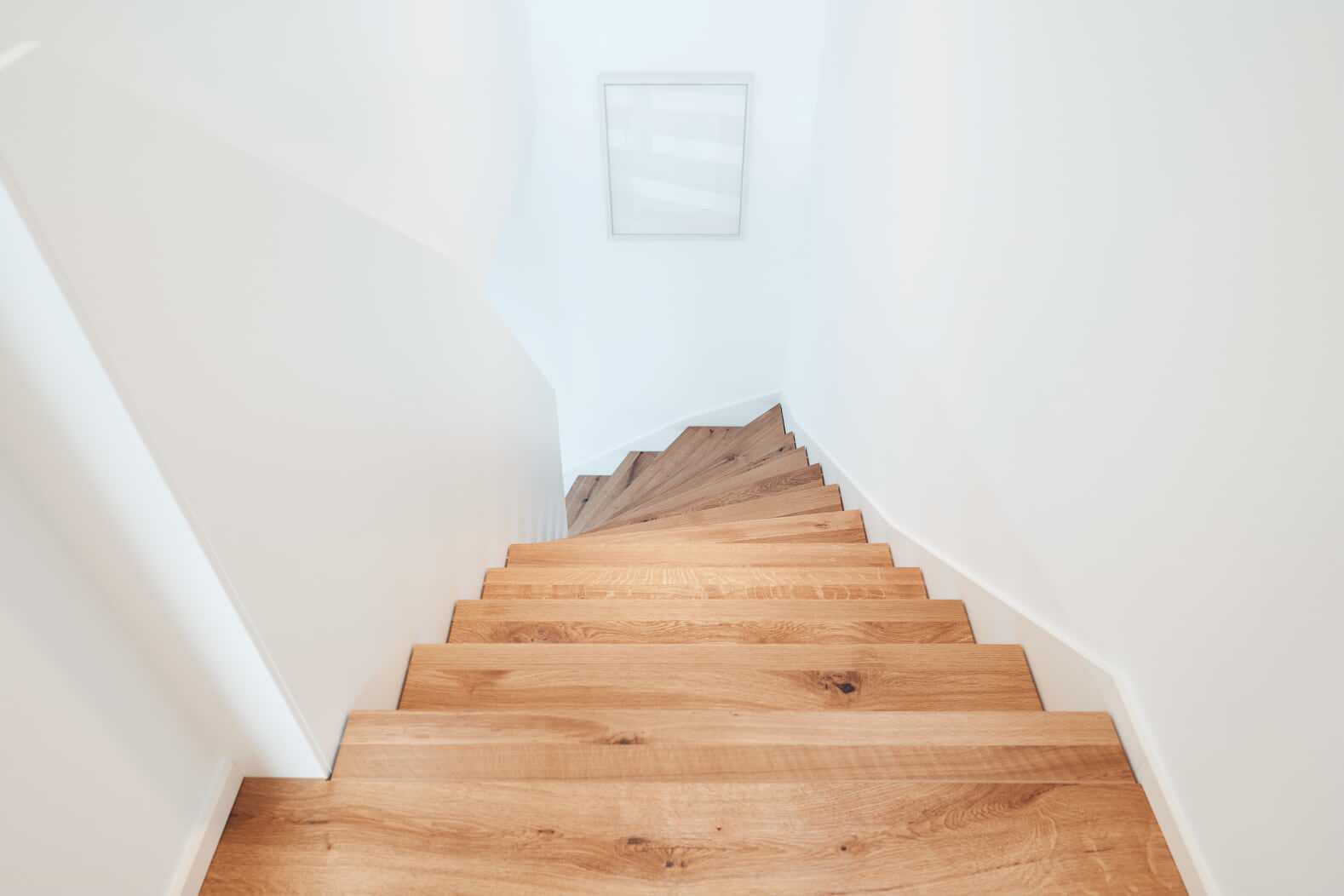 лестница из дуба с белой балюстрадой