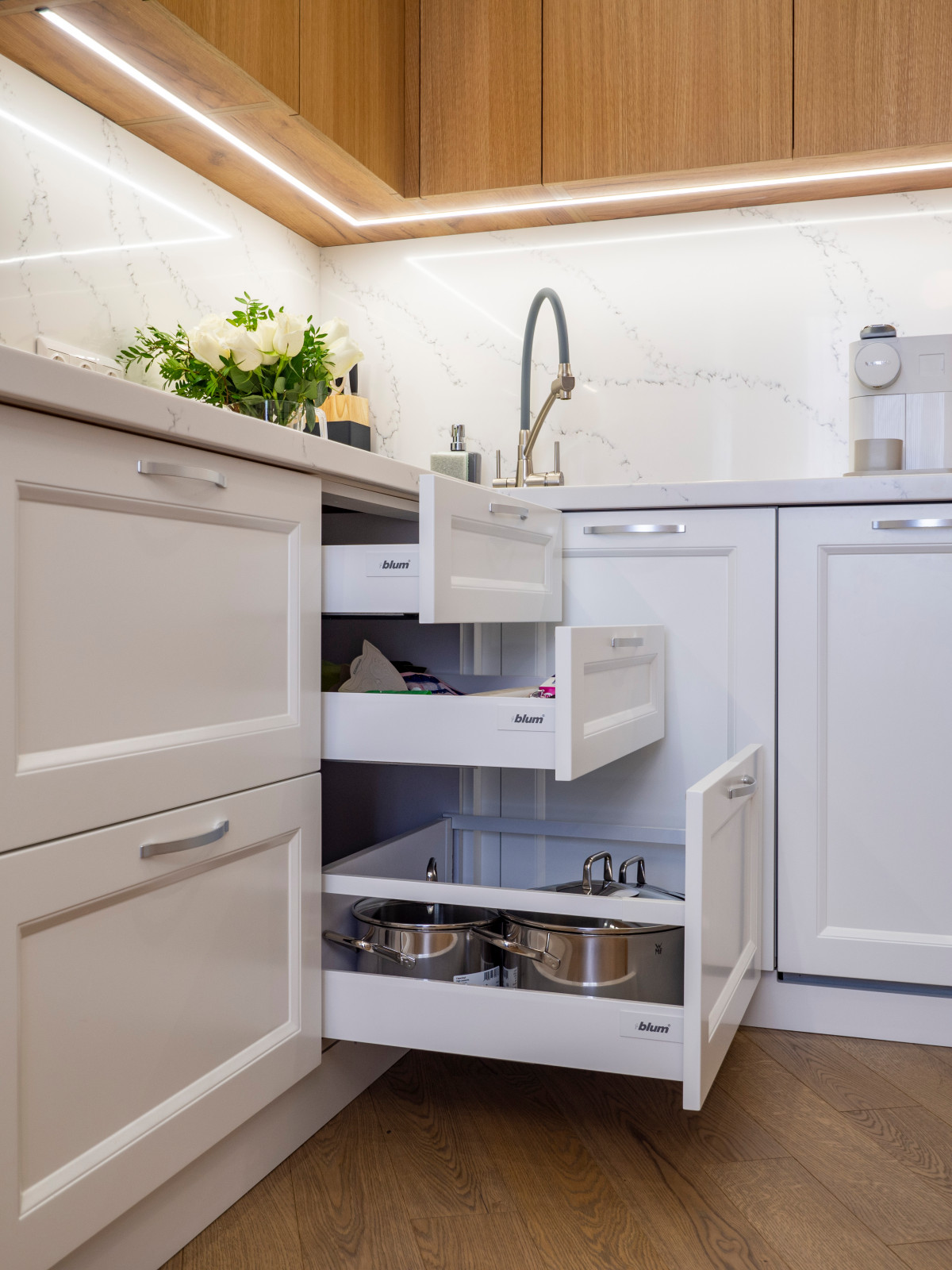 Уютная белая неоклассическая кухня с элементами под дерево