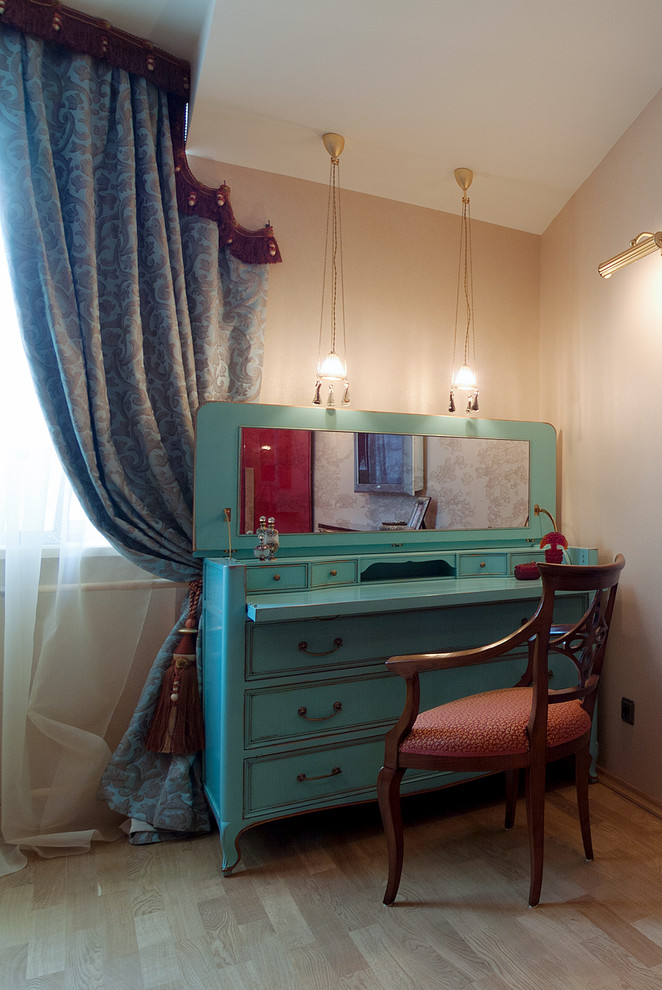 Спальня бирюзово-красном цвете