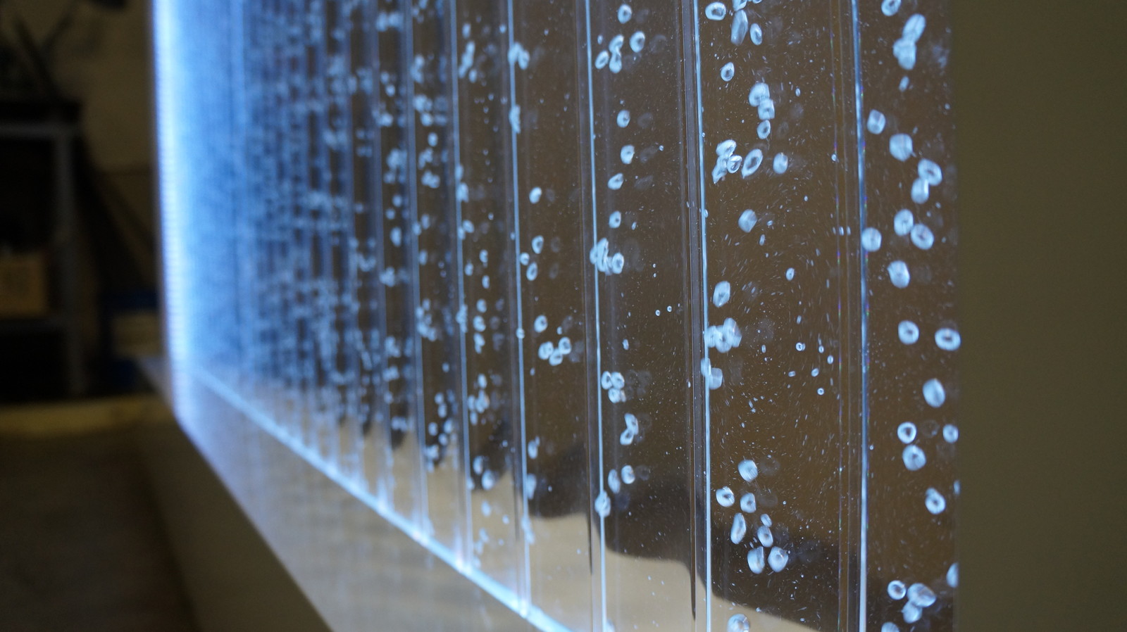 Фото производимой продукции: пузырьковые панели и колонны, интерьерные водопады