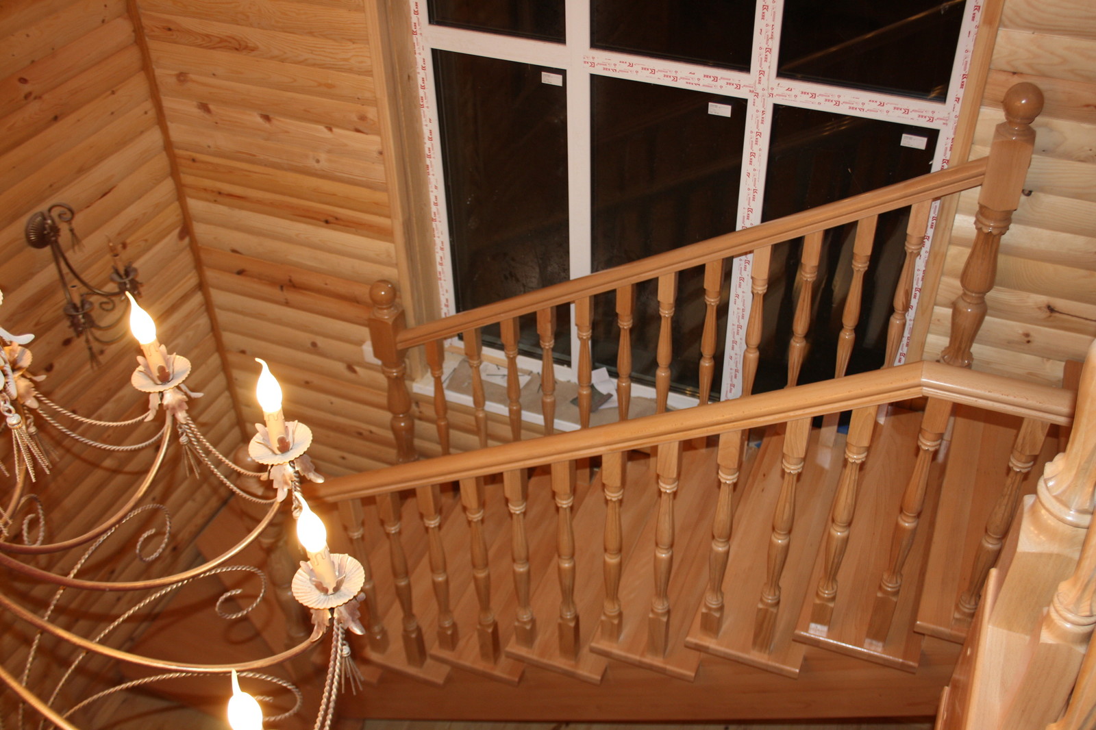 Буковая лестница в цвет дерева без подступят