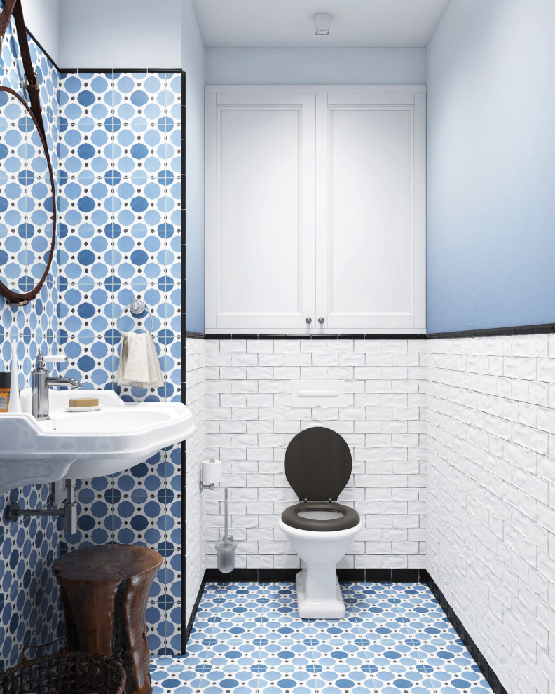 Классический туалет с синей плиткой