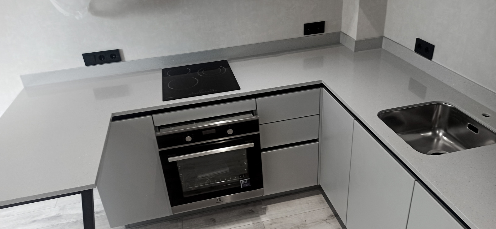 Серая кухонная столешница из искусственного камня Hi-Macs под бетон