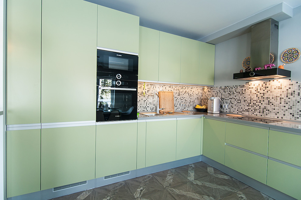 Большая кухня с барной стойкой