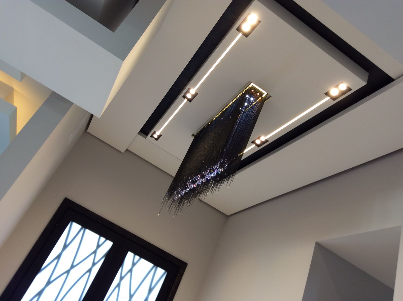 Студио Сити - Лос Анджелес. Дом и дизайн потолков в средиземноморском стиле.