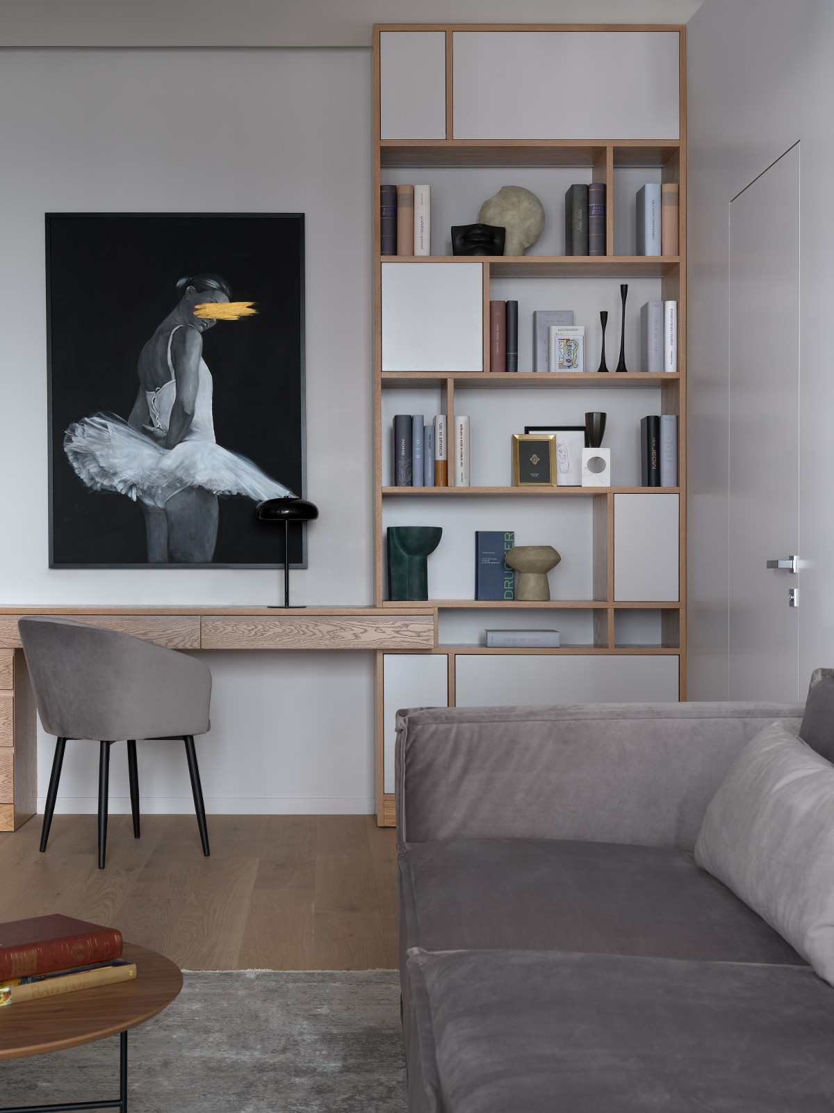 Монохром с деревянными акцентами.Дизайн Анастасия Волчкова.Публикация Elle Decor