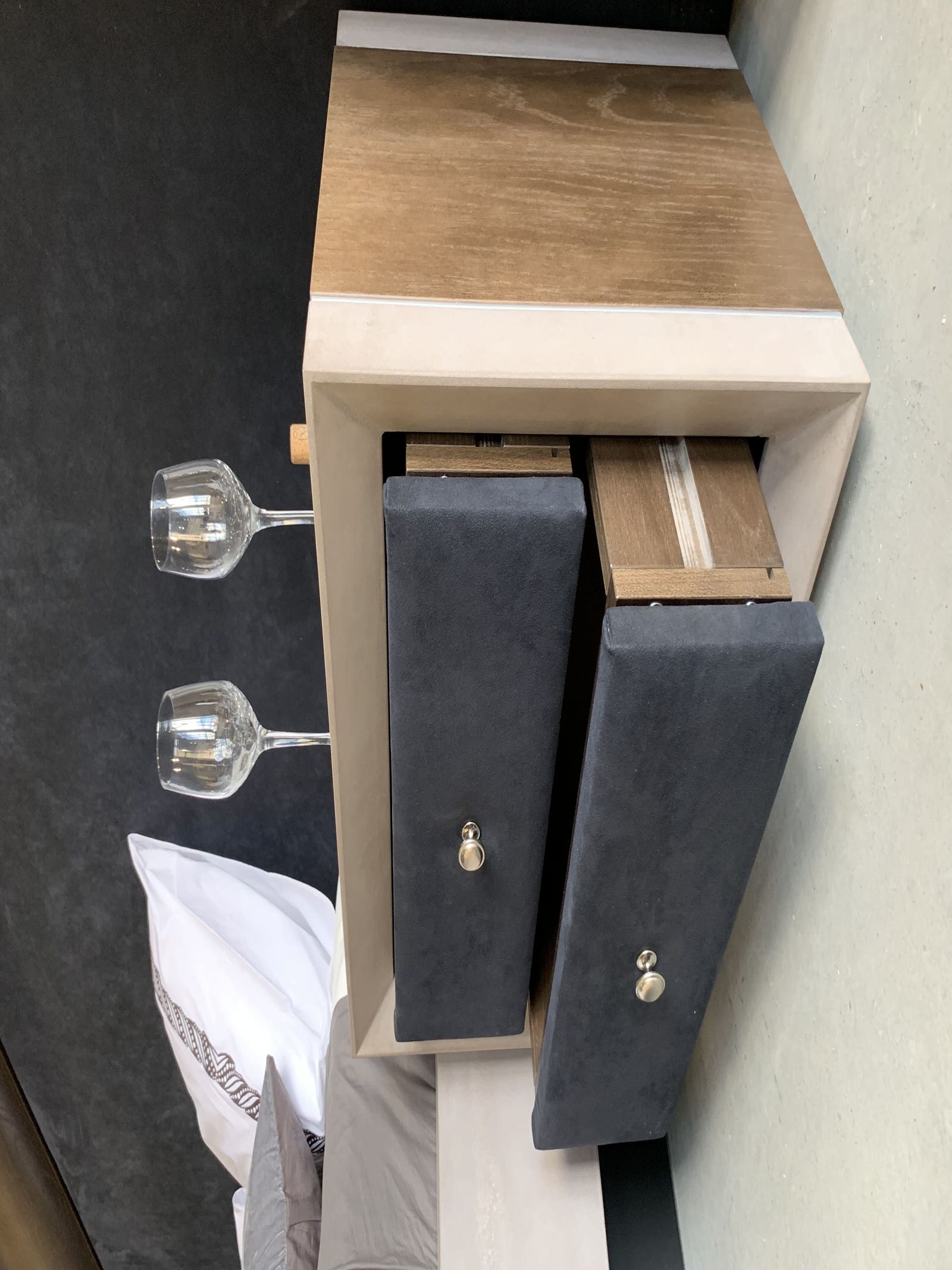 Прикроватная тумба из шпона дуба с рамкой из дек. бетона.