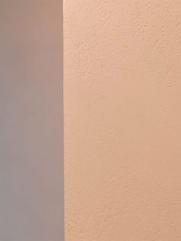 Фактурная штукатурка в интерьере квартиры в Москве в персиковой оттенке