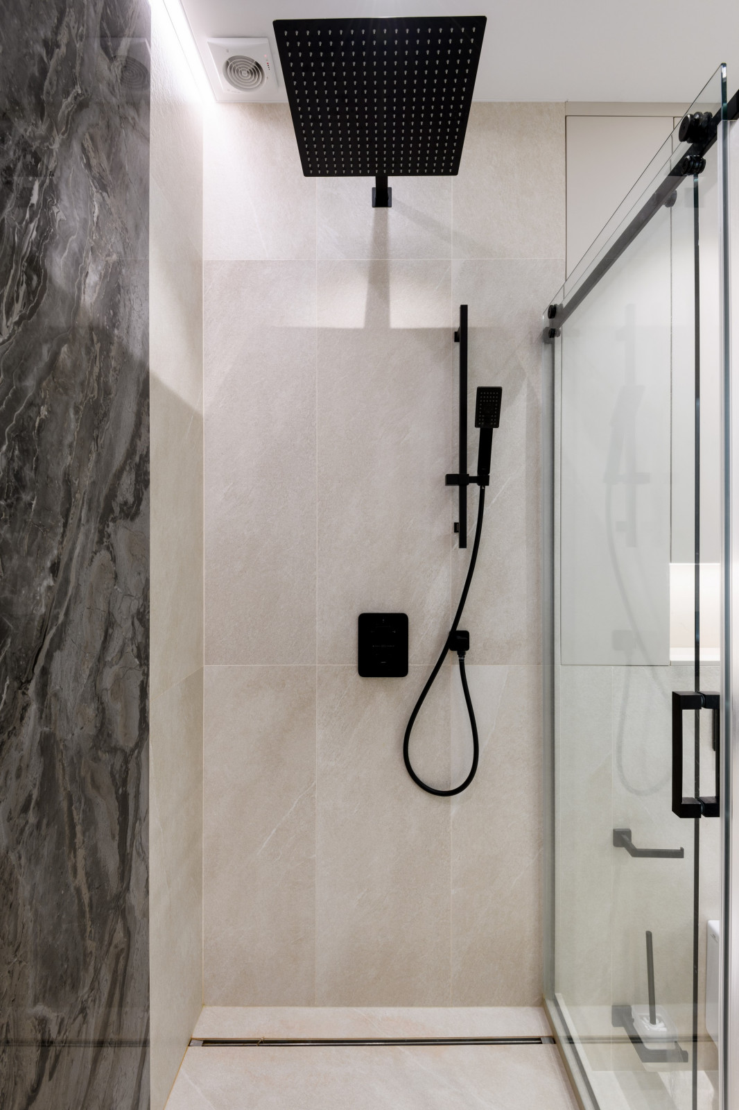 Натуральные материалы в интерьере трехкомнатной квартиры