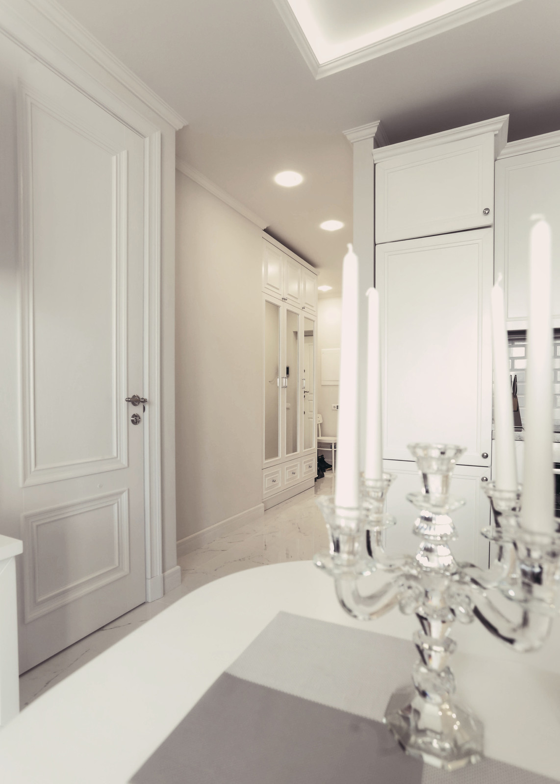 Белая мебель в стиле неоклассика.