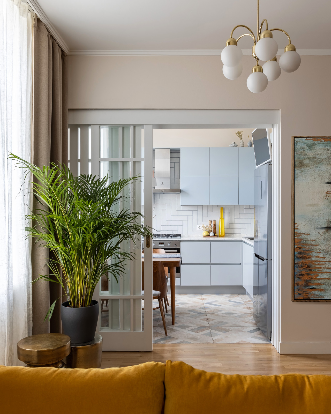 Квартира с желтым диваном