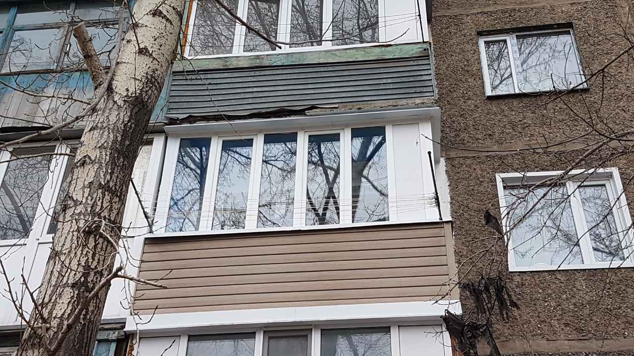 Обшивка балкона сайдингом