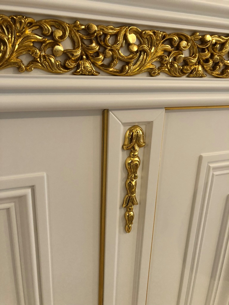 Панели с дверьми.