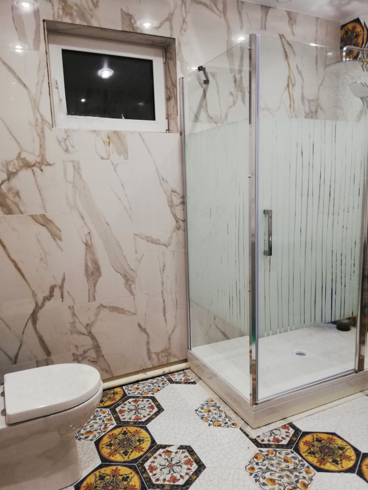 санузел. Керамогранит в сочетании с орнаментом.