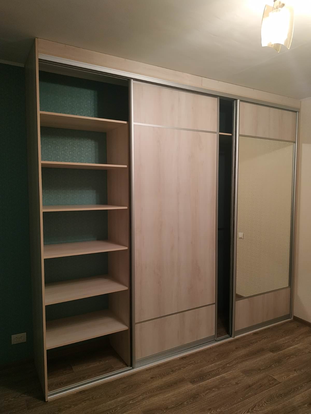 Обложка проекта: 3-дверный встроенный шкаф-купе