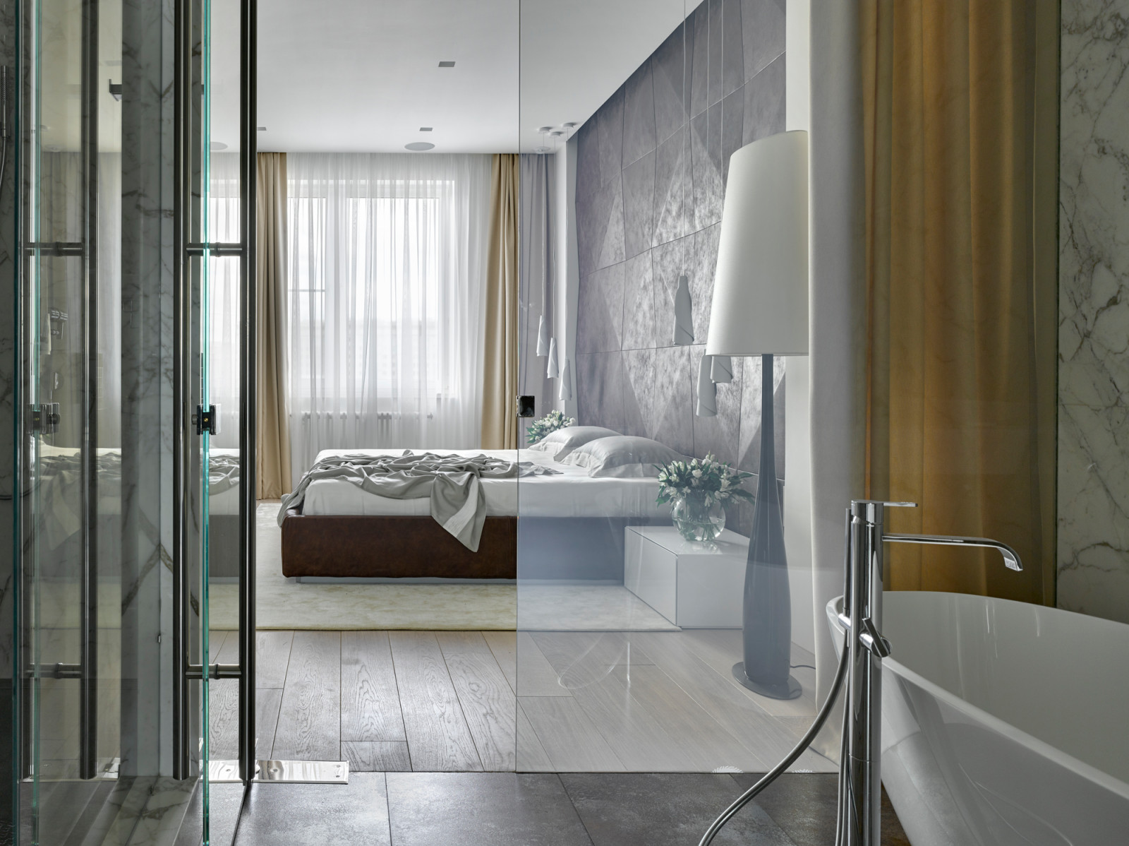 Houzz тур: Семейный интерьер с зеркалами, камнем и техно-облаком