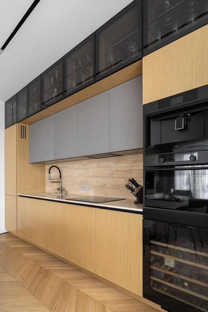 Современная кухня с фасадами из натурального шпона