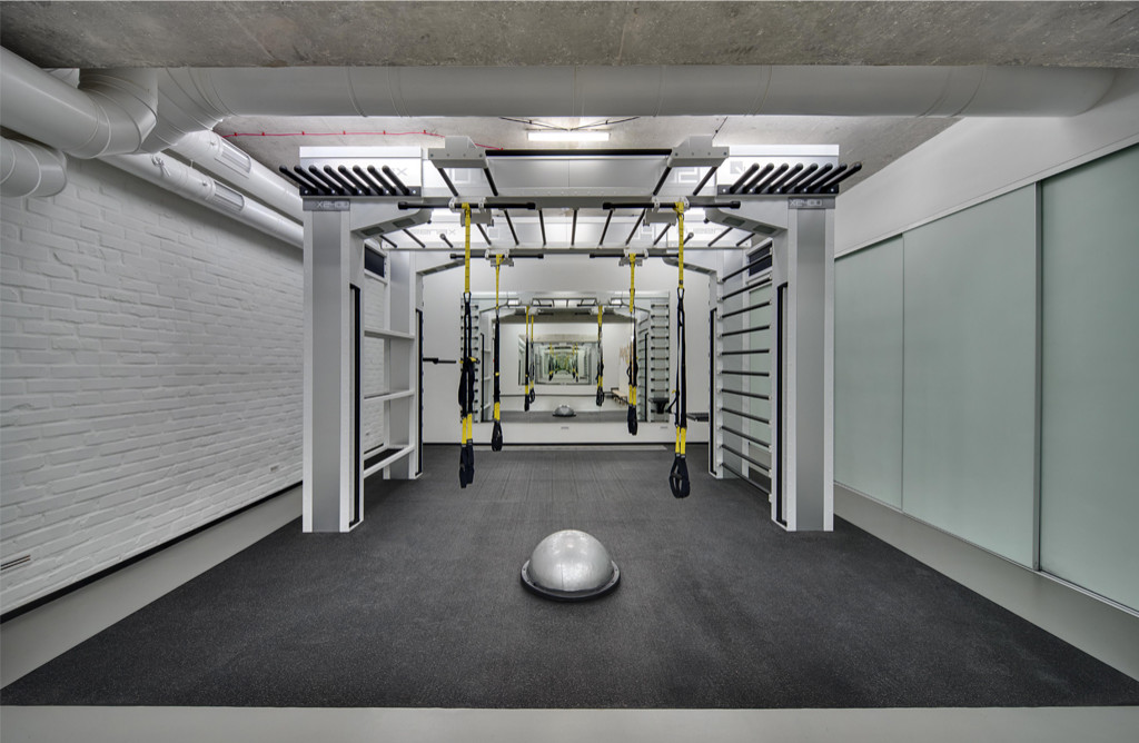 Зал для занятий йогой и TRX