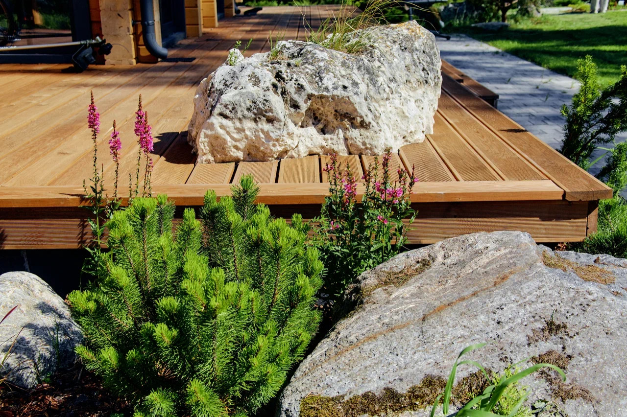 Рощинский сад с камнем в терассе