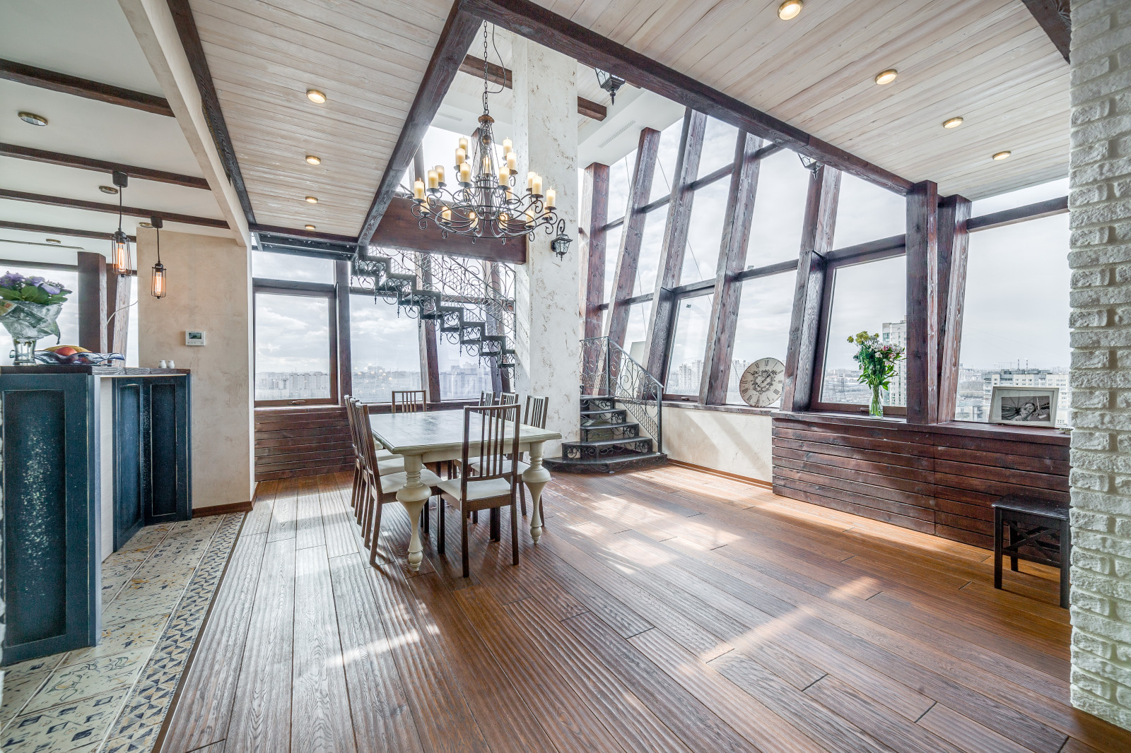 Пентхаус в Санкт-Петербурге. Мебель и отделка из массива.