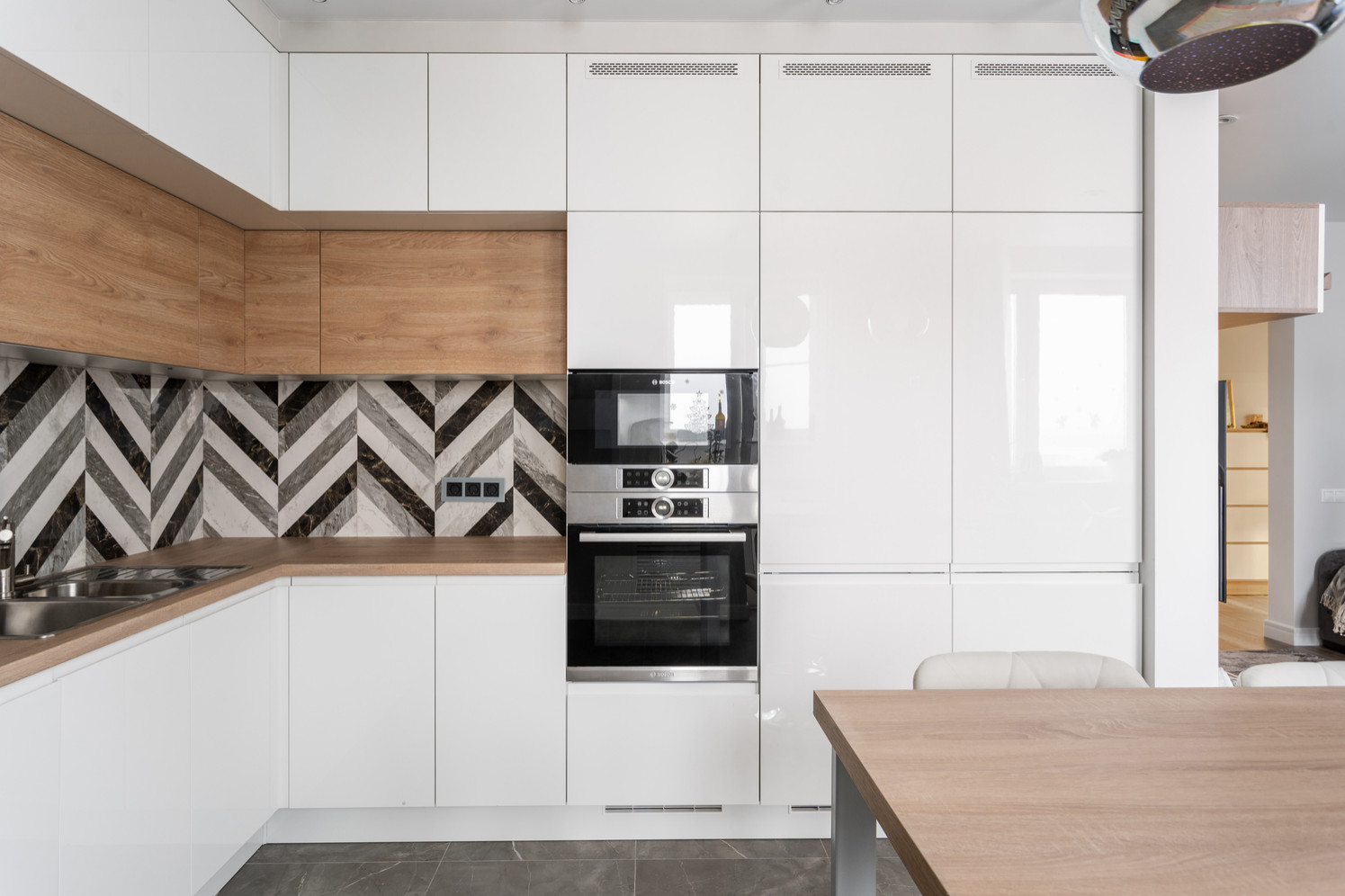 Классическая белая кухня с акцентным фартуком