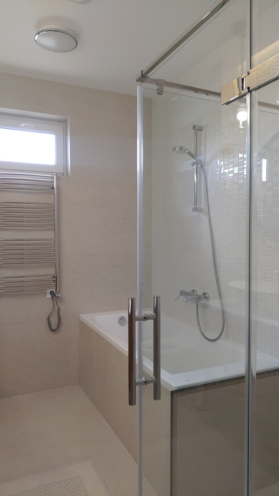 Частный дом в Нижней Гостагайке в светлом минималистичном стиле