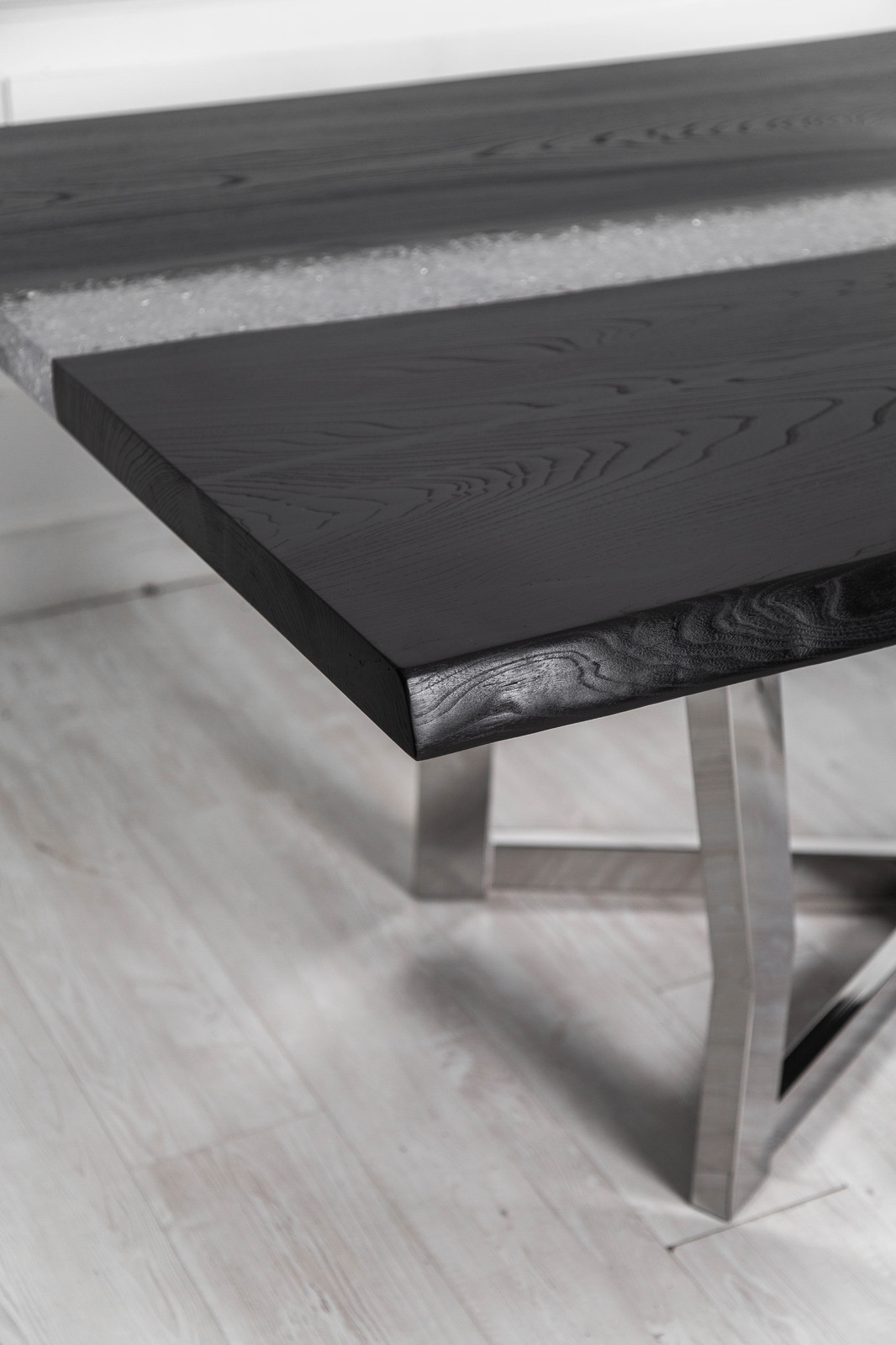 Стол-река из черного ясеня Black Diamond