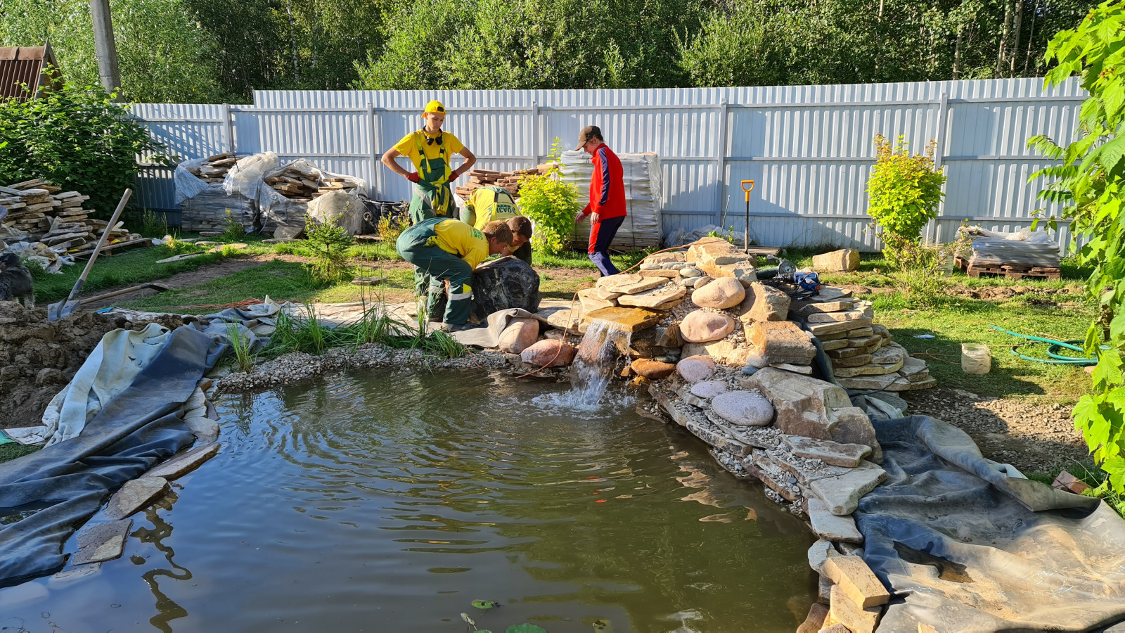 Пруд и дорожки