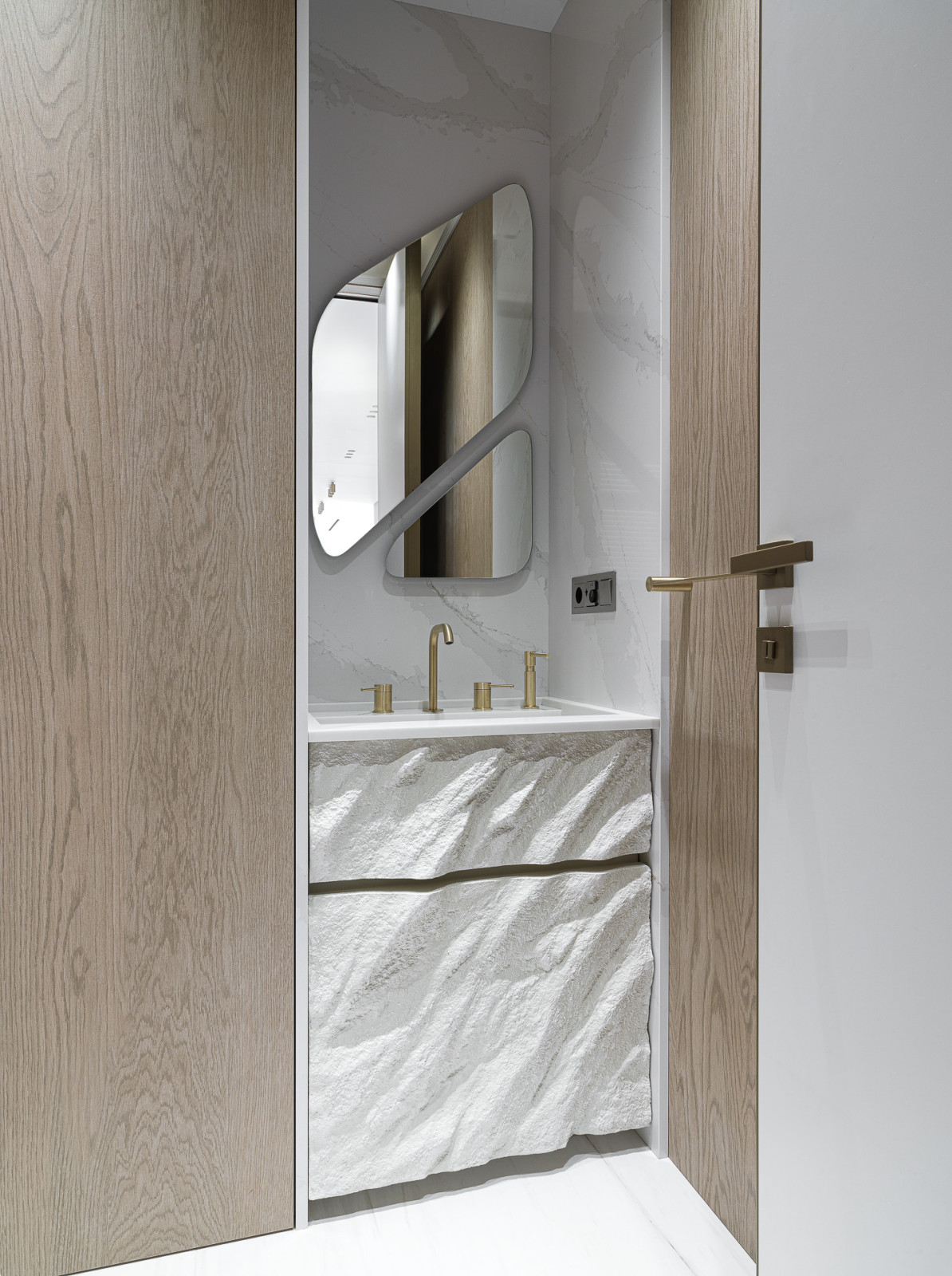 Реализация мебели в проекте в стиле "Тихой роскоши"