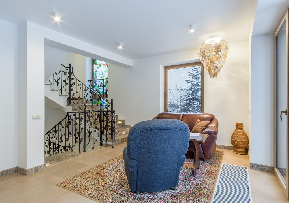 Фотосъёмка кованой лестницы и витражей в загородном доме