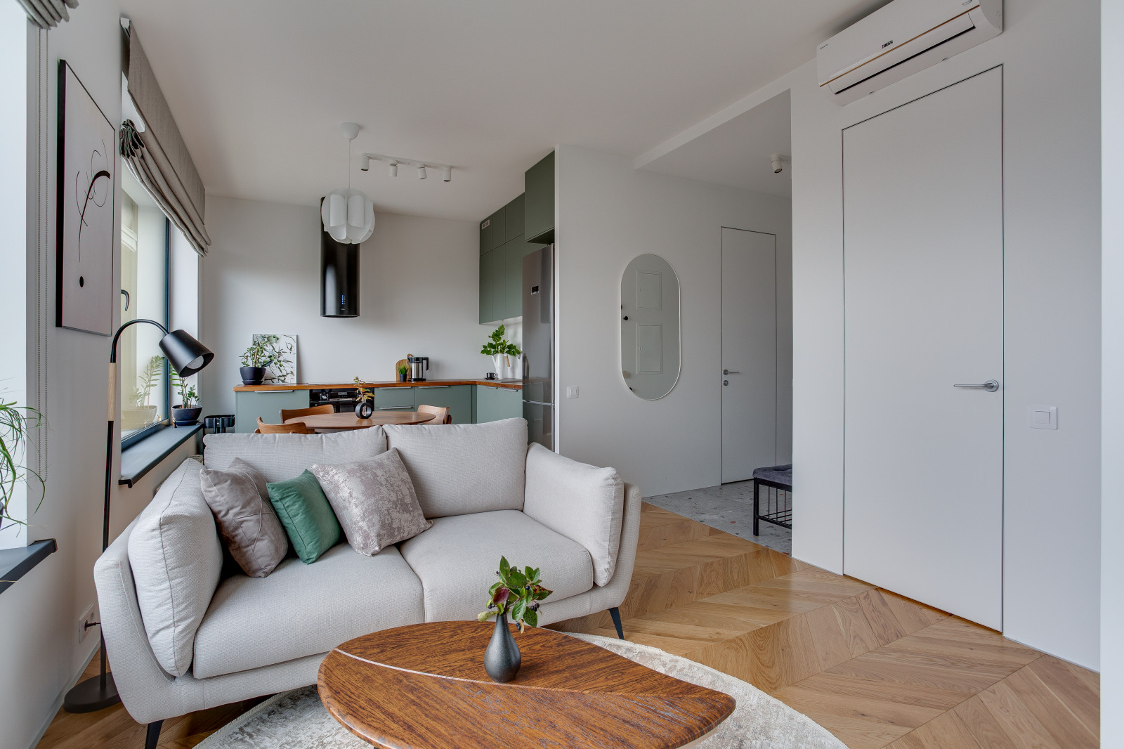 Светлая кухня-гостиная в современном стиле