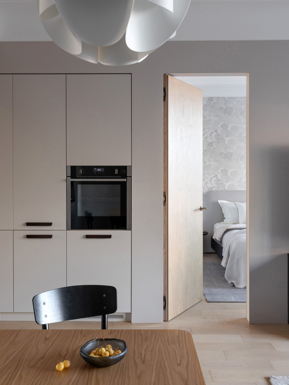 Белая кухня нестандартного размещения