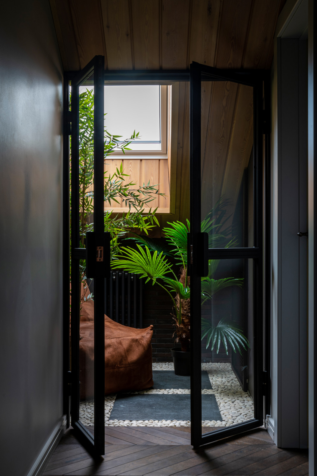 Houzz тур: Таунхаус с оливковой гостиной и чёрной детской